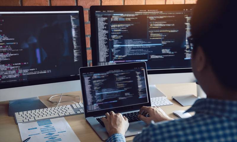 数据科学选型:R与Python如何赋能万源市网站建设?